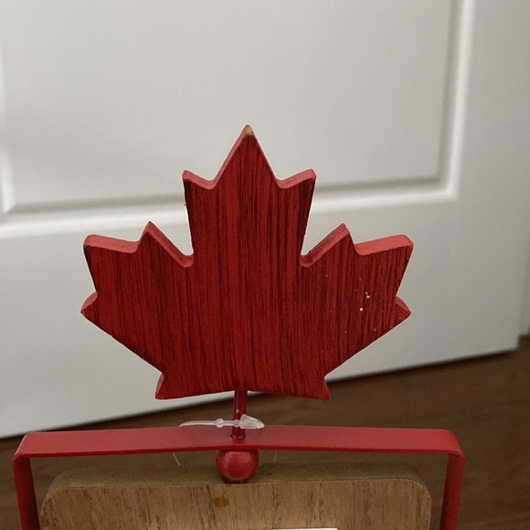 Canadian decor with metal base and wooden maple leaf - Picture 6 of 7